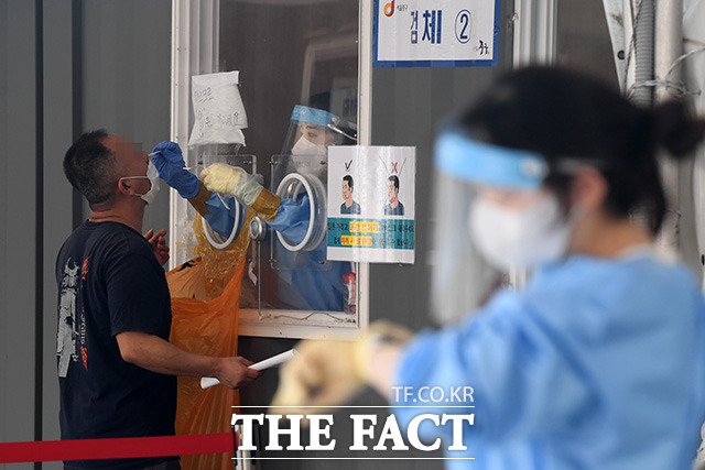 전 세계적으로 확산 추세인 신종 코로나바이러스 감염증(코로나19) 뮤 변이가 국내에서도 3건 확인됐다. 8월12일 오전 서울 중구 서울역 임시선별검사소를 찾은 시민들이 검사를 받고 있다. /남용희 기자