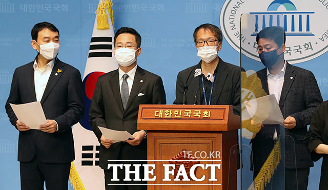 민주당은 야당이 반발할 경우 단독으로라도 긴급 현안질의를 위한 법사위를 소집하겠다고 밝혔다. 3일 오전 국회 소통관에서 기자회견을 연 민주당 소속 국회 법사위원들. /남윤호 기자