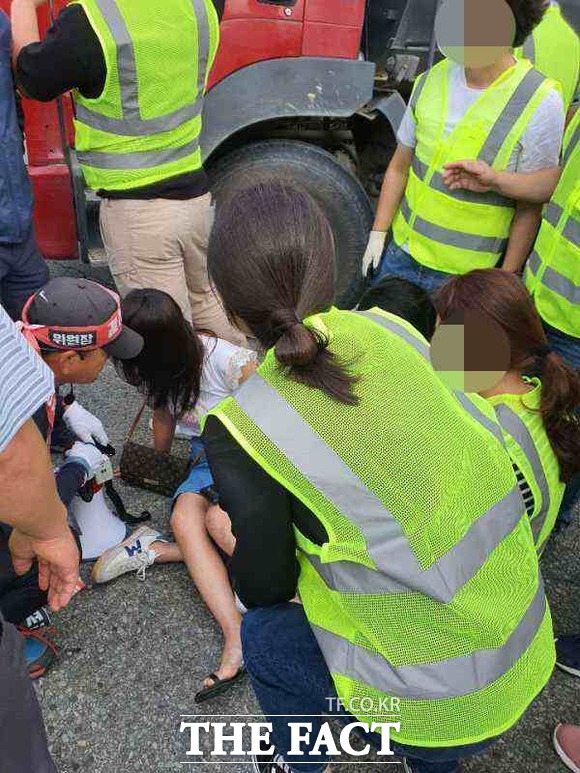 대구시가 환경부 지침을 무시하고 서대구ktx역 광장 공사를 진행하는 가운데 부상당한 주민까지 발생해 논란이 예상된다. 대구시가 동원한 수십명의 인력과 몸싸움 끝에 넘어진 주민 / 주민 제공