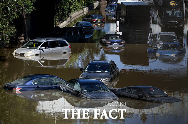 기록적인 폭우로 인해 물에 잠겨버린 거리와 자동차들.