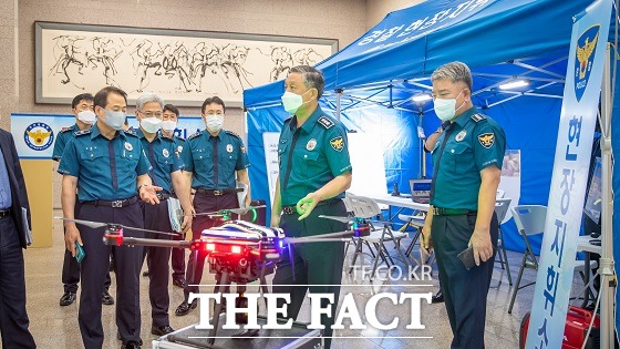이규문 부산경찰청장은 3일 경찰현장지휘소 시연회에 참석해 드론 등 관련 장비를 살펴보고 있다./부산경찰청 제공.