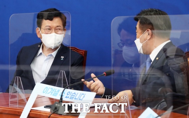 더불어민주당은 윤석열 전 검찰총장의 고발 사주 의혹을 국기문란 게이트로 규정하고 국회 법사위 소집 절차에 착수하겠다고 밝혔다. 이날 민주당 최고위원회의에서 대화를 나누고 있는 송영길 대표와 윤호중 원내대표(오른쪽). /국회=남윤호 기자