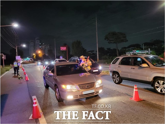 경기북부경찰청이 2일 밤 경기북부지역 주요 도로에서 대대적인 음주단속 활동을 펼쳤다. /경기북부경찰청 제공