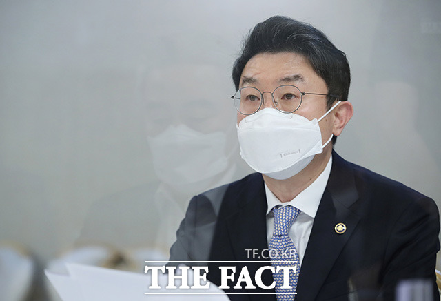 이억원 기획재정부 1차관이 3일 오전 서울 종로구 정부서울청사에서 열린 혁신성장 전략점검회의 겸 코로나 정책점검회의 겸 한국판 뉴딜 점검 TF 회의를 주재하고 있다. /임영무 기자