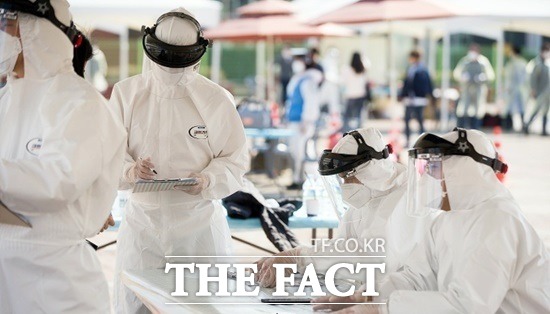 코로나19 방역요원들이 검체검사를 하고 있다./안동=이민 기자