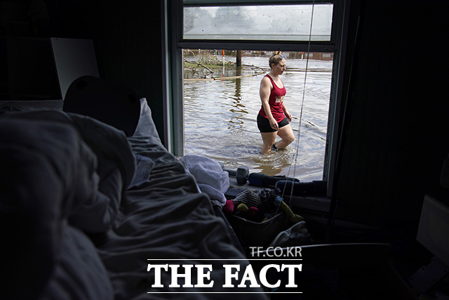 아이다로 인한 홍수 피해로 주택 입구까지 잠긴 뉴욕.