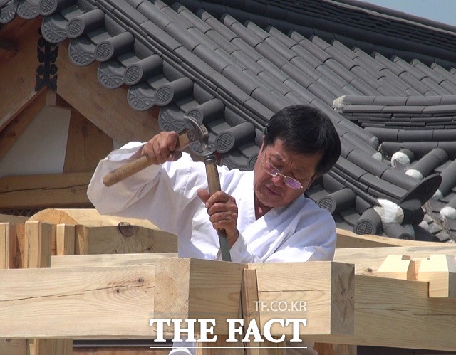 충북도 무형문화재 제23호인 ‘대목장(大木匠)’ 기능보유자로 인정된 이연훈씨. / 충북도 제공