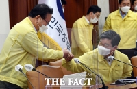  주먹 인사 나누는 김부겸-전해철 [포토]