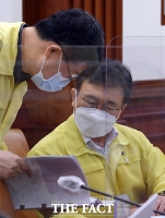  자료 살펴보는 권덕철 보건복지부 장관 [포토]