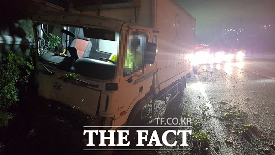 3일 오후 8시15분쯤 경부고속도로 양산시 북정동 부산 방향 15.6km 지점에서 30대가 몰던 산타페 차량이 앞서 운행 중이던 50대 남성의 팰리세이드 차량과 50대 여성의 소렌토 차량을 뒤에서 들이받은데 이어 40대 남성의 5톤 탑차도 충돌했다. /부산경찰청 제공.