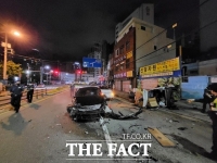  철없는 10대 면허도 없이 운전대 잡고 4중 추돌…행인 2명 부상