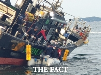  보령 앞바다 낚시어선 좌초 위기...17명 전원 구조