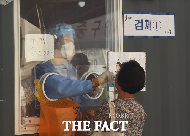 코로나19 신규확진자가 2000명대를 넘어선 지난달 11일 오전 서울 중구 서울역 광장에 마련된 코로나19 임시선별검사소에서 의료진이 검체를 채취하고 있다. / 이동률 기자