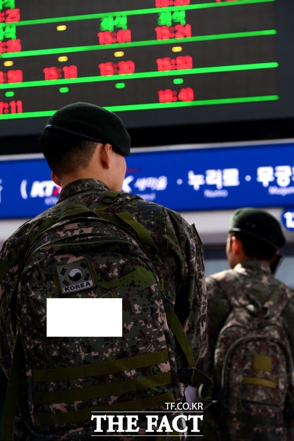 국방부는 오는 6일부터 10월 3일까지 군 내 거리두기 4단계가 연장 적용된다고 5일 밝혔다. 사진은 기사 내용과 무관. /더팩트DB