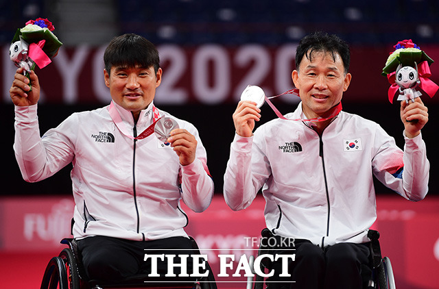 2020 도쿄패럴림픽 배드민턴 남자복식 결승에서 은메달을 획득한 김정준(왼쪽)과 이동섭이 5일 일본 도쿄 요요기국제경기장에서 열린 시상식에서 은메달을 들어보이고 있다. /도쿄=사진공동취재단