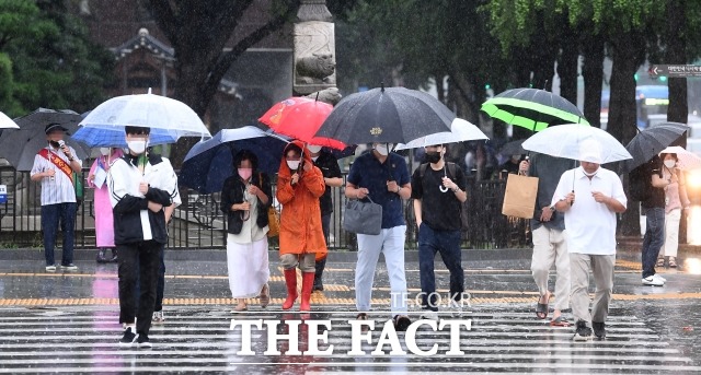 가을장마가 찾아온 지난달 31일 오후 서울 광화문역 일대의 시민들이 우산을 쓰고 발걸음을 재촉하고 있다. / 이동률 기자