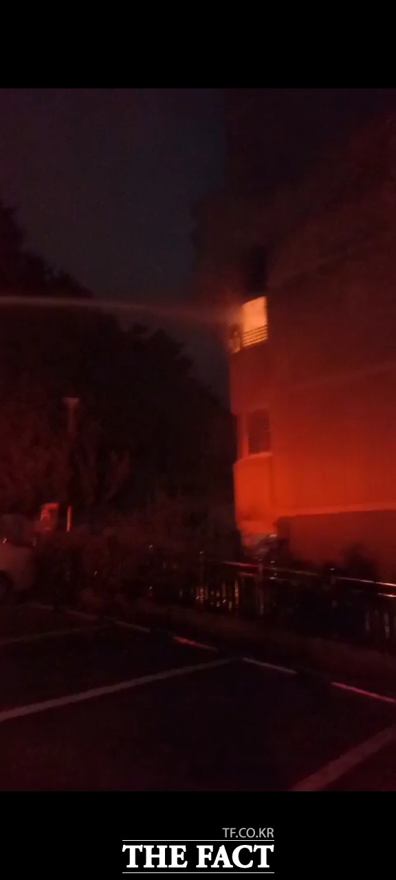 5일 부산경찰청과 부산소방재난본부에 따르면 4일 오후 24분쯤 북구의 한 아파트 3층50대 A씨의 주거지에 불이 났다. /부산소방본부 제공