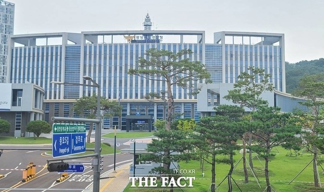 경북경찰이 관급공사 자재 납품 비리 관련 업체관계자를 구속하고 예천군청 공무원 3명을 입건했다. 경북경찰청 전경. /안동=이민 기자