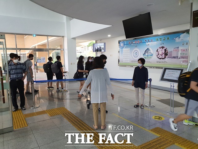 대전대청중 학생들이 전체 학년 전면등교 첫날인 6일 발열체크를 하며 등교하고 있다. / 대전 = 김성서 기자