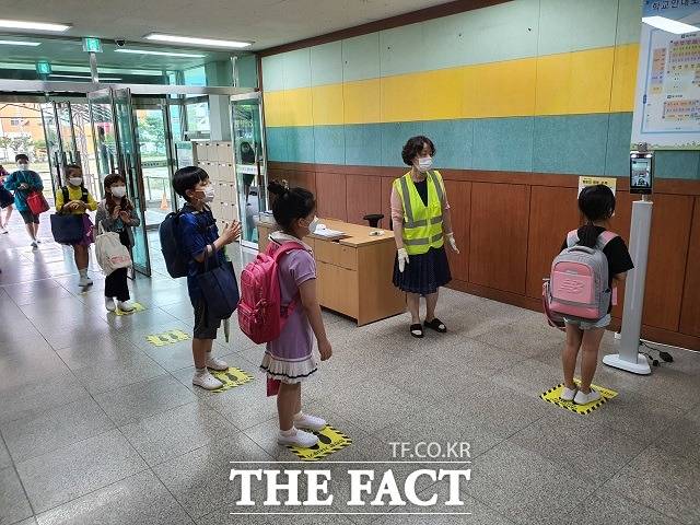 대전신탄진초 학생들이 전체 학년 전면등교 첫날인 6일 발열체크를 하며 등교하고 있다. / 대전 = 김성서 기자