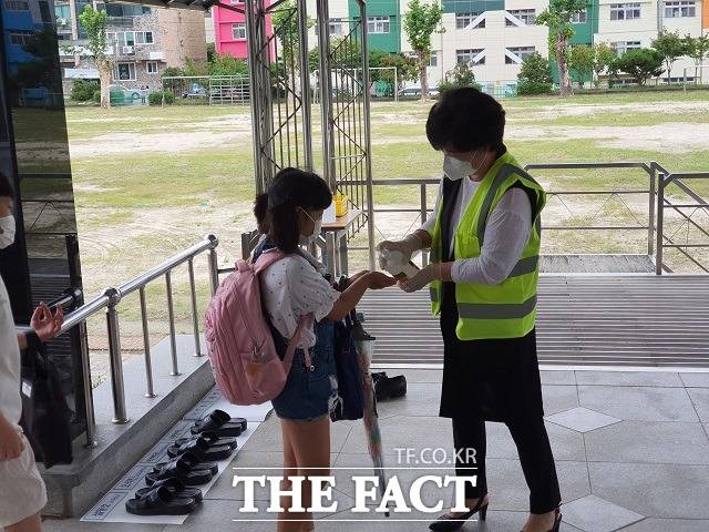 대전신탄진초 학생들이 전체 학년 전면등교 첫날인 6일 손소독을 하며 등교하고 있다. / 대전 = 김성서 기자