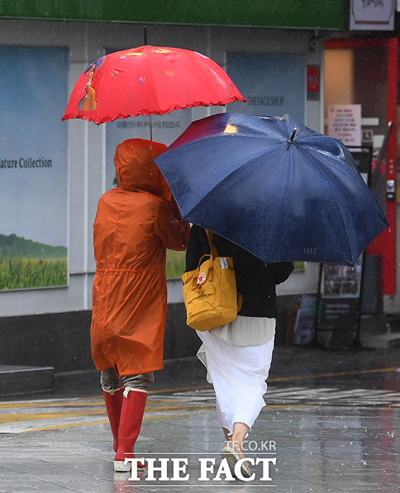 가을의 세 번째 절기 백로(白露)인 7일은 전국이 흐리고 천둥과 번개를 동반한 비가 내리겠다. 광화문역 일대의 시민들이 비옷과 장화를 착용한채 비를 피하는 모습. /이동률 기자