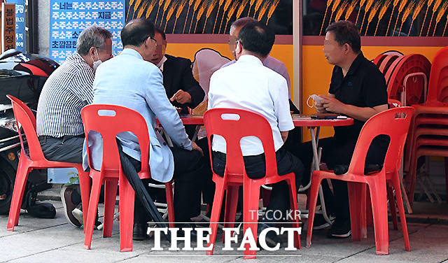 또 다른 맥주집에도 6인의 중년 남성들이 한 테이블에 자리하고 있다.