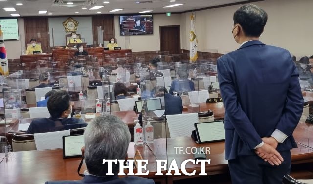 지난 3일 순천시의회 임시회 본회의에서 행복주택 사업계획 승인 신청 관련 현장실사 건의’ 촉구 결의안 채택이 무산된 배경에 시의회의 현 주소가 투영돼 있다는 지적을 받고 있다. 이영란 의원이 결의안을 설명하는 가운데 유영갑 의원이 자리에 서서 허유인 의장의 제지에 아랑곳 않고 자신의 얘기를 계속하고 하며 이 의원의 발언을 방해하고 있다. /순천=유홍철기자