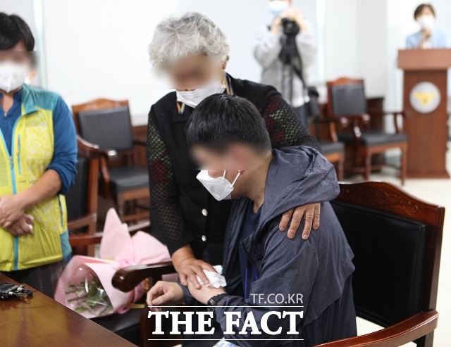 6일 오후 청주상당경찰서 소회의실에서 충북 청주상당경찰서와 경북 안동경찰서의 도움으로 34년 전 헤어진 아들과 어머니가 극적으로 상봉하고 있다. / 청주상당서 제공