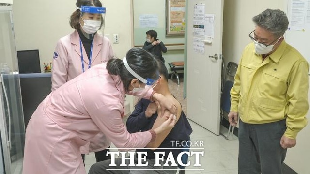 울릉군수가 코로나19 예방접종 현장을 확인하고 있다./울릉군 제공