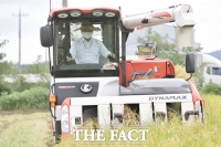  천안서 첫 벼 수확...모내기 이후 128일 만에 수확