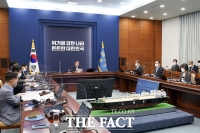  문 대통령 ''백신접종' 앞서가는 나라 임박…새 방역체계 전환 모색'