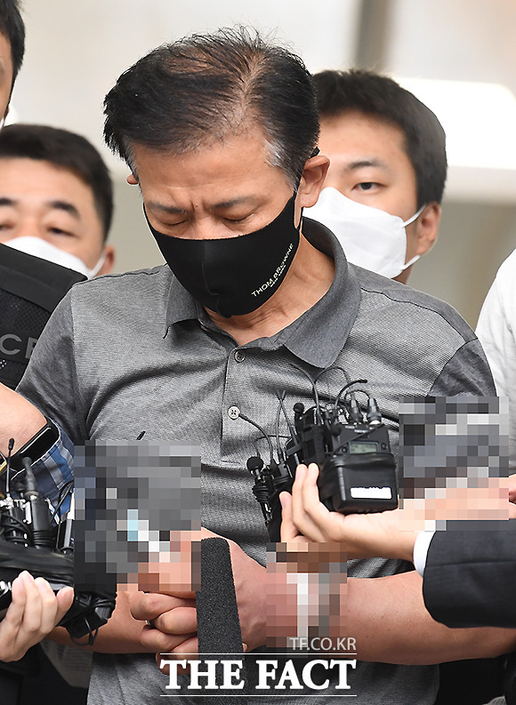 위치추적 전자장치 (전자발찌)를 훼손한 전후로 여성 2명을 살해한 혐의를 받는 강윤성이 7일 오전 서울 송파경찰서에서 서울동부지검에 구속 송치되고 있다./이새롬 기자