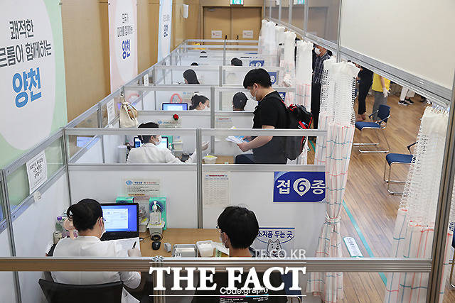 국내 신종 코로나바이러스 감염증(코로나19) 1차 접종률이 60%를 넘어섰다. 7월19일 서울 양천구 해누리 타운에서 한 고3 학생들이 백신을 접종하기 위해 접종실로 들어가고 있다. /사진공동취재단