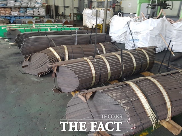 창고에서 수출 대기 중인 고철스크랩 / 서울세관 제공
