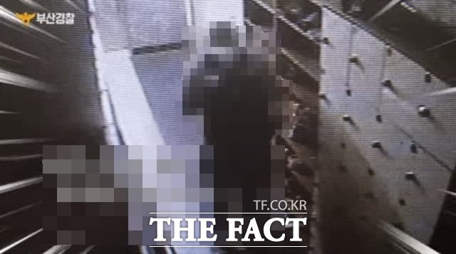 부산경찰청은 6일 공식 페이스북 계정에 부산의 한 여성 전용 고시텔 현관 CCTV에 찍힌 남성의 영상을 공개했다. /부산경찰 페이스북 캡처