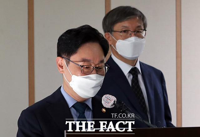 박범계 법무부 장관과 한동수 대검감찰부장./이동률 기자