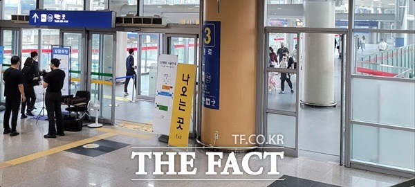 지난 5일 KTX광명역은 코로나19 4단계 방역지침에도 불구하고 방역관리가 허술하고 마스크 착용도 하지 안은채 역 안에서 웨딩촬영을 하는 등 방역수칙을 지키지 않아 이용하는 승객들의 빈축을 샀다./광명=이상묵 기자