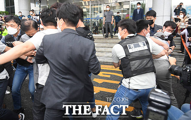 위치추적 전자장치 (전자발찌)를 훼손한 전후로 여성 2명을 살해한 혐의를 받는 강윤성이 7일 오전 서울 송파경찰서에서 검찰에 송치되는 가운데, 기습 공격을 하려던 한 남성이 경찰의 제지를 받고 있다. /이새롬 기자