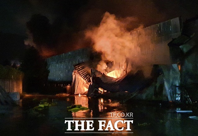 지난 6일 오후 10시쯤 충북 충주시 신니면의 양계장에서 불이 나 소방당국이 진화 작업을 벌이고 있다. / 충주소방서 제공