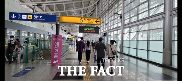 5일 광명역에는 방역용 출입 발열감지기도 카메라 한 대도 없는 상태였고 손소독제조차 13군데 밖에 설치되어 있지 않아 역사 방문하는 고객 중 코로나 환자 발생시 역학조사 및 원인을 찾기 힘든 상태로 관리되고 있어 문제가 심각했다./광명=이상묵 기자