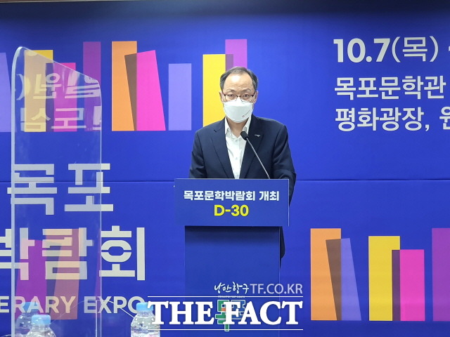 목포시청 회의실에서 마련된 기자회견장에 목포문학박람회 D-30일을 앞두고 추진방향과 프로그램등을 설명하고 있는 강효석 부시장. 강부시장은 목포문학박람회 추진단장을 맡고 있다. /목포=김대원 기자