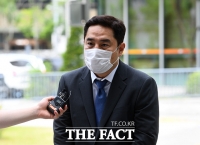  경찰, '가세연' 김용호 체포…강용석·김세의는 대치 중