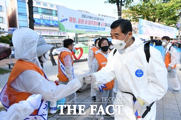 윤화섭 안산시장을 비롯한 공무원과 뜰봉사회 등 모두 20명으로 구성된 캠페인단은 방역수칙이 적힌 어깨띠를 매고 5명씩 4개조로 나뉘어 다문화특구 구석구석을 돌며 코로나19 예방 방역수칙을 홍보했다./안산시 제공