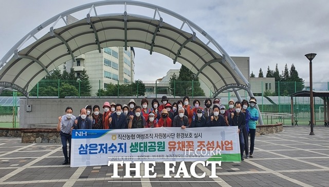 천안 직산농협 여성조직 자원봉사자들이 삼은 저수지 유채꽃 조성사업을 위한 파종 행사를 실시했다. / 직산농협 제공