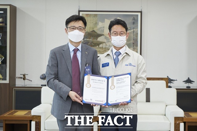 한국항공우주산업(KAI)가 부패방지경영시스템 (ISO 37001) 갱신인증을 획득했다.(사진 왼쪽 박진성 한국표준협회 인증본부장, 오른쪽 박지완 KAI 윤리경영지원부문장)/KAI제공