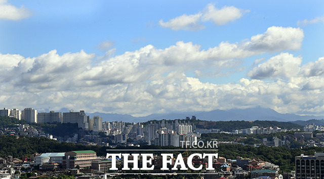 기상청에 따르면 오늘(9일) 전국 대부분 지역이 맑고, 큰 일교차를 보이는 날씨가 되겠다. 전날(8일) 오전 서울 종로구 정부서울청사에서 바라본 도심에 파란하늘과 구름이 어우러져 있다. /임영무 기자