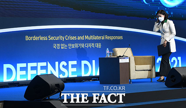 김효은 외교부 기후변화대사가 2021 서울안보대화 기후변화로 인한 안보위협과 군의 대응 특별세션에 참석하고 있다.