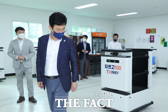 허태정 대전시장이 서비스 로봇 시연을 하고 있다. / 대전시 제공