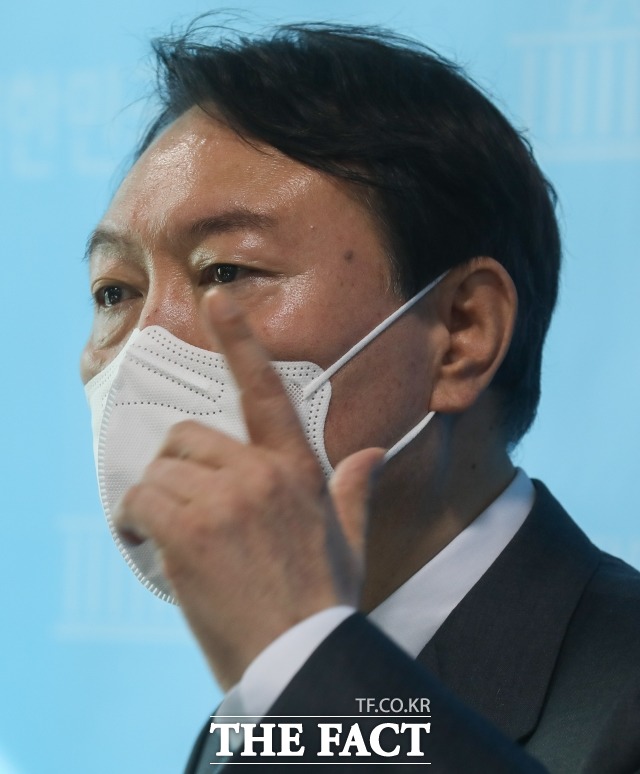 국민의힘 대선 주자인 윤석열 전 검찰총장이 8일 오후 서울 여의도 국회 소통관에서 최근 불거진 고발사주 의혹과 관련해 해명하는 기자회견을 갖고 있다. /국회=이선화 기자